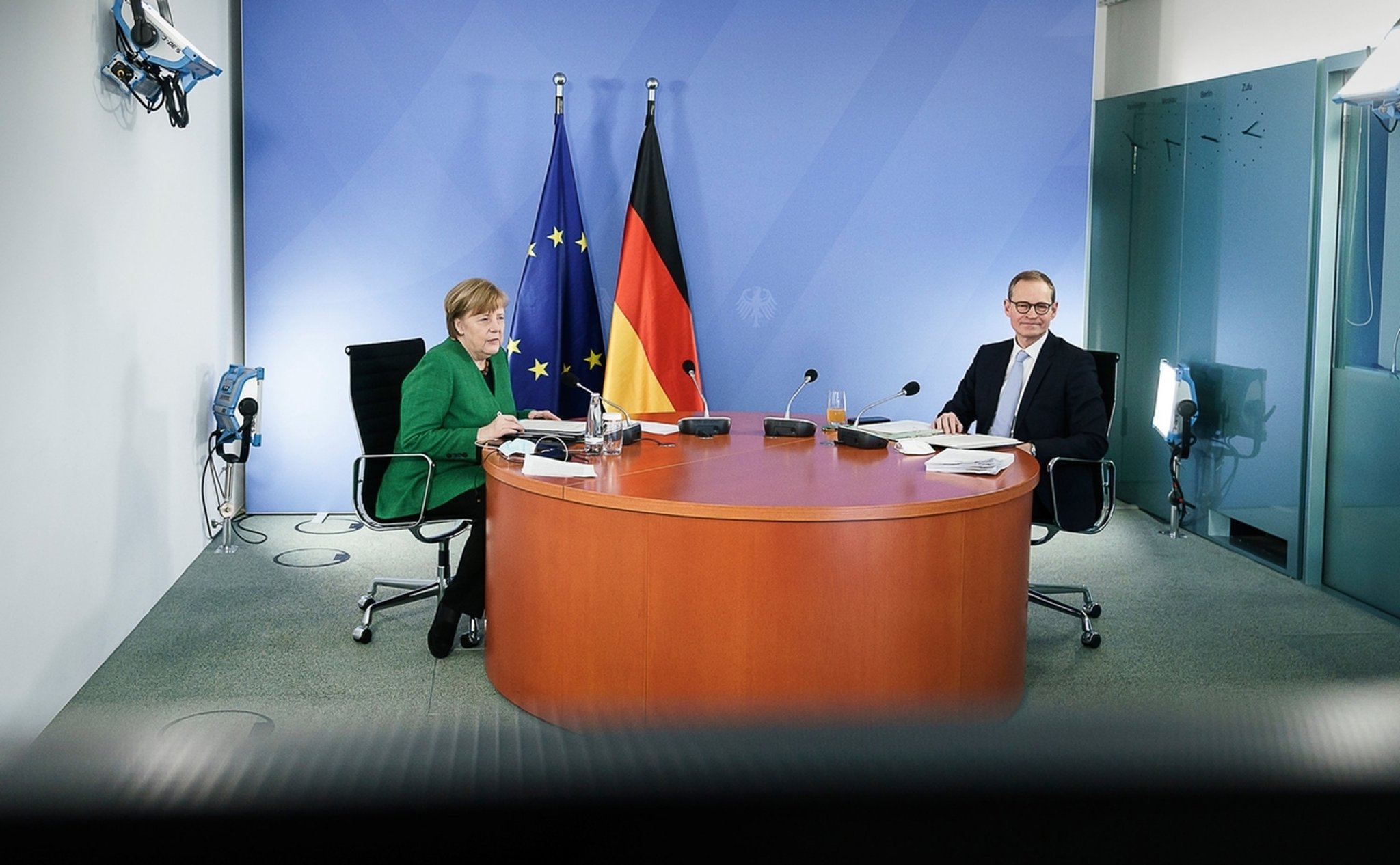 dpatopbilder - HANDOUT - 22.03.2021, Berlin: Bundeskanzlerin Angela Merkel (CDU) und Michael Müller (SPD), Regierender Bürgermeister von Berlin, sitzen zusammen während einer Videokonferenz mit den Ministerpräsidenten der Länder zum weiteren Vorgehen in der Corona-Pandemie. Foto: Jesco Denzel/Bundesregierung /dpa - ACHTUNG: Nur zur redaktionellen Verwendung und nur mit vollständiger Nennung des vorstehenden Credits +++ dpa-Bildfunk +++