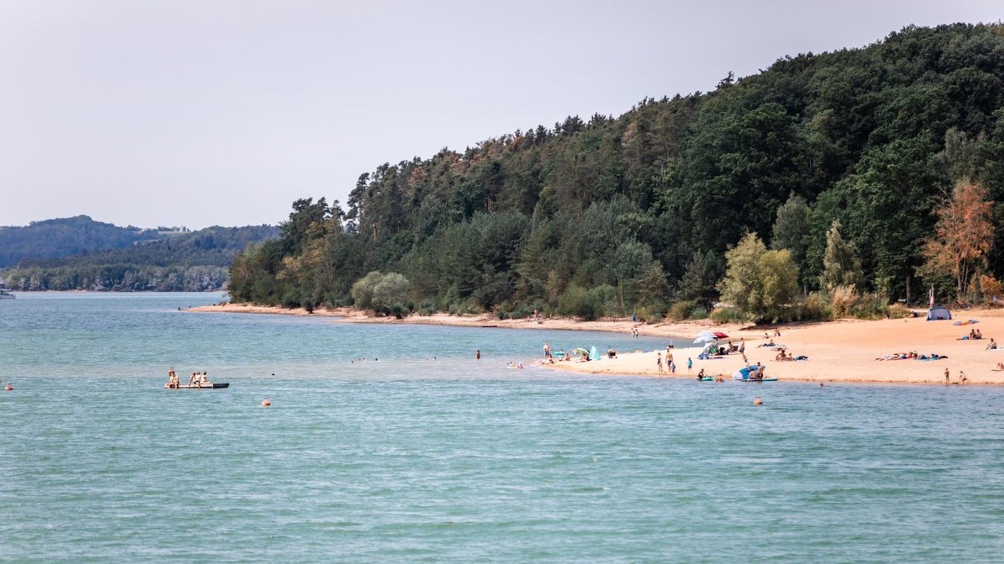 Blick auf einen Strand am Brombachsee.