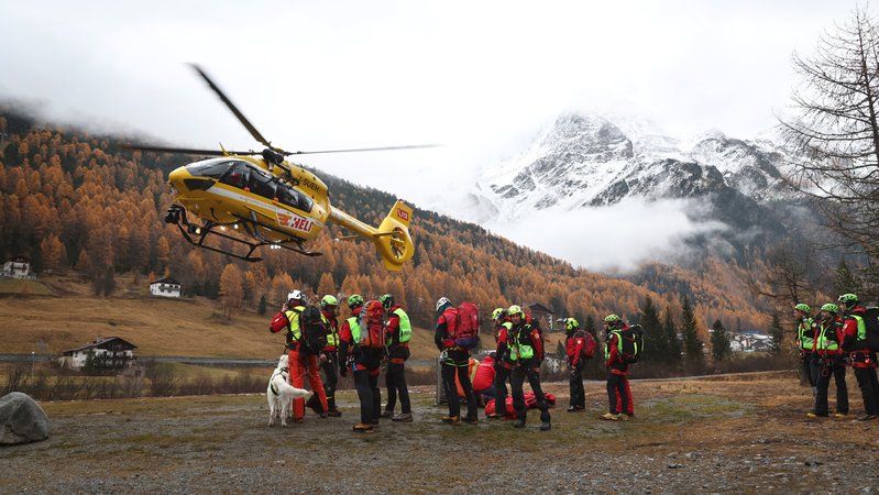 Ein Hubschrauber der Bergrettung landet vor Bergrettern. | Bild: picture alliance/dpa | Karl-Josef Hildenbrand Ein Hubschrauber der Bergrettung landet vor Bergrettern.