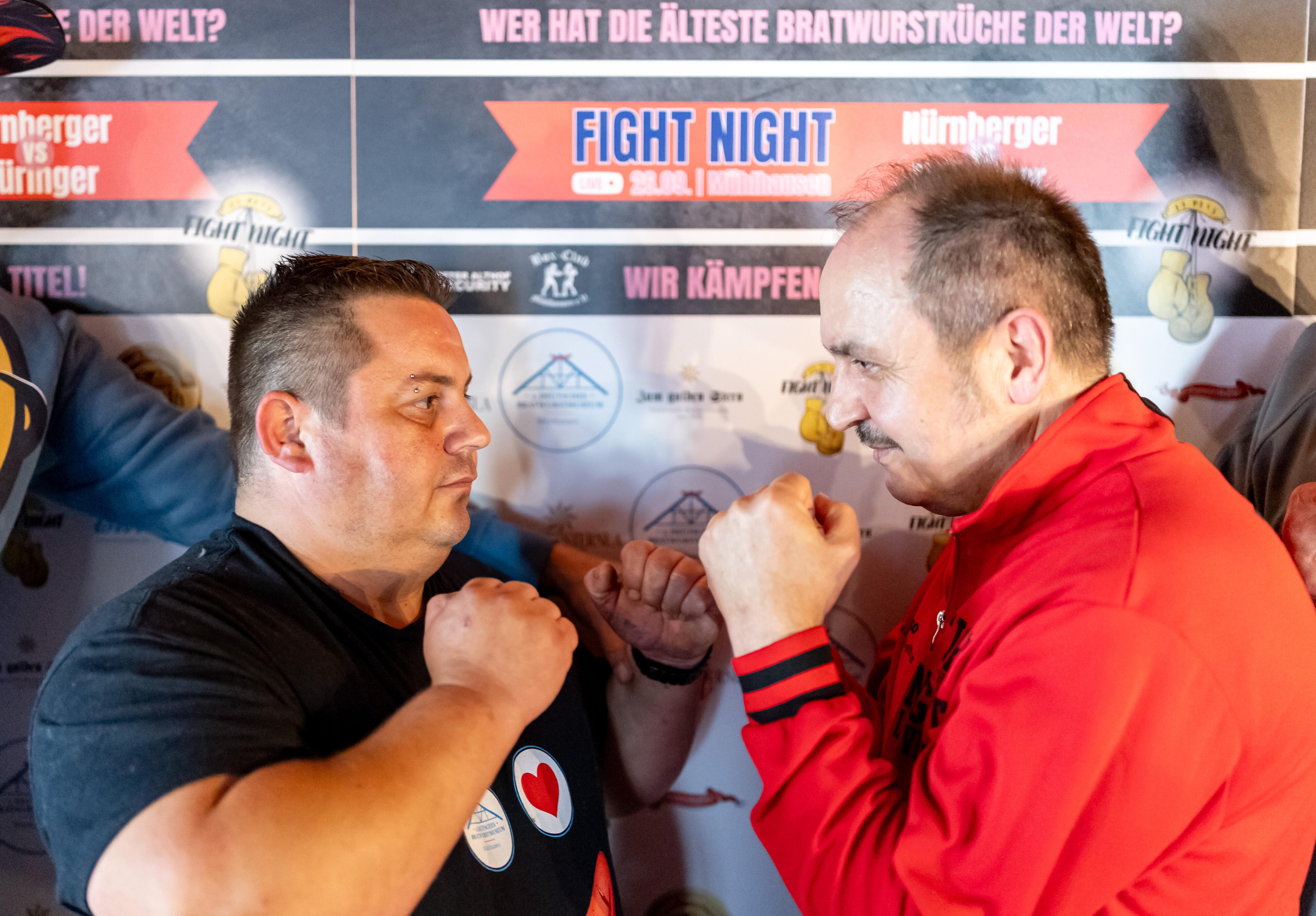 Die Amateuerboxer Hasan Arli (r) und Kay Löwentraut stehen sich während der Pressekonferenz zum Bratwurst-Boxkampf, um den Titel der ältesten Bratwurstküche der Welt, gegenüber.