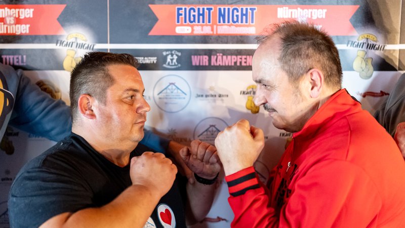 Die Amateuerboxer Hasan Arli (r) und Kay Löwentraut stehen sich während der Pressekonferenz zum Bratwurst-Boxkampf, um den Titel der ältesten Bratwurstküche der Welt, gegenüber. | Bild: picture alliance/dpa | Daniel Karmann Die Amateuerboxer Hasan Arli (r) und Kay Löwentraut stehen sich während der Pressekonferenz zum Bratwurst-Boxkampf, um den Titel der ältesten Bratwurstküche der Welt, gegenüber.
