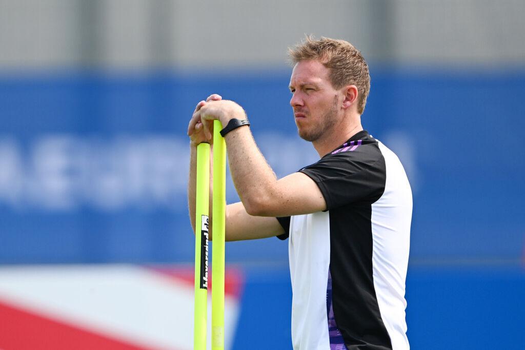 28.06.2024, Bayern, Herzogenaurach: Fußball, UEFA Euro 2024, EM, Abschlusstraining Nationalmannschaft vor dem Achtelfinale, Bundestrainer Julian Nagelsmann verfolgt das Mannschaftstraining. Foto: Federico Gambarini/dpa +++ dpa-Bildfunk +++