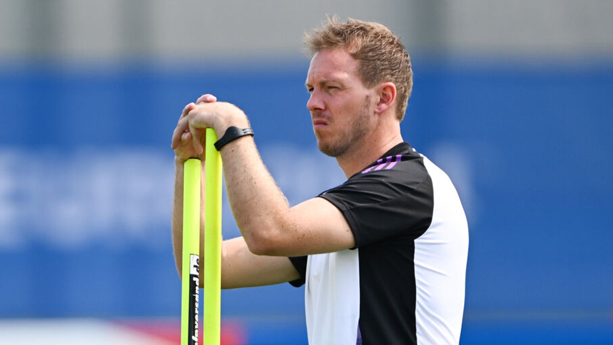 28.06.2024, Bayern, Herzogenaurach: Fußball, UEFA Euro 2024, EM, Abschlusstraining Nationalmannschaft vor dem Achtelfinale, Bundestrainer Julian Nagelsmann verfolgt das Mannschaftstraining. Foto: Federico Gambarini/dpa +++ dpa-Bildfunk +++