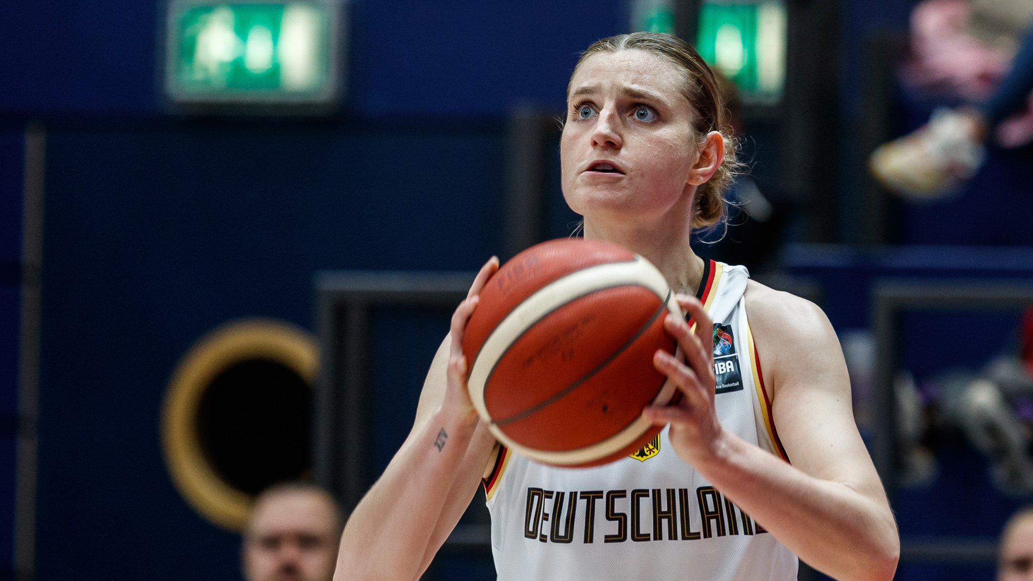 Alina Hartmann im Trikot der Deutschen Basketball-Nationalmannschaft beim Freiwurf.