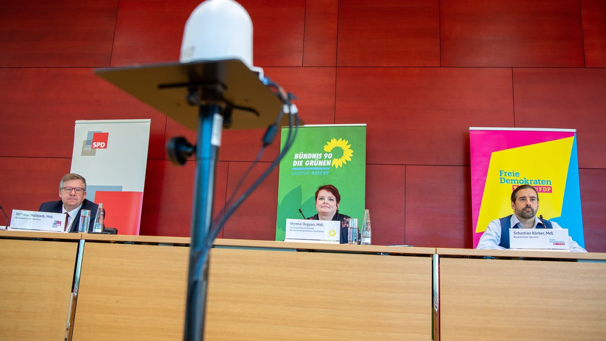 Volkmar Halbleib (SPD, l.), Verena Osgyan (Grüne, M.) und Sebastian Körber (r.) bei der Vorstellung der Gutachten am 29.07.21 im Landtag