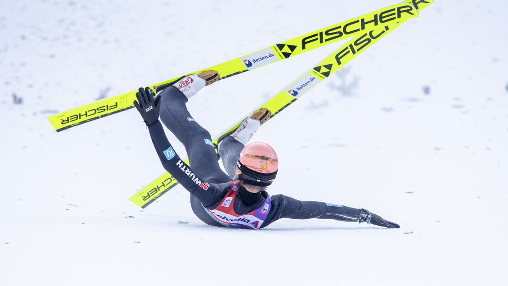Karl Geiger stürzt in Engelberg