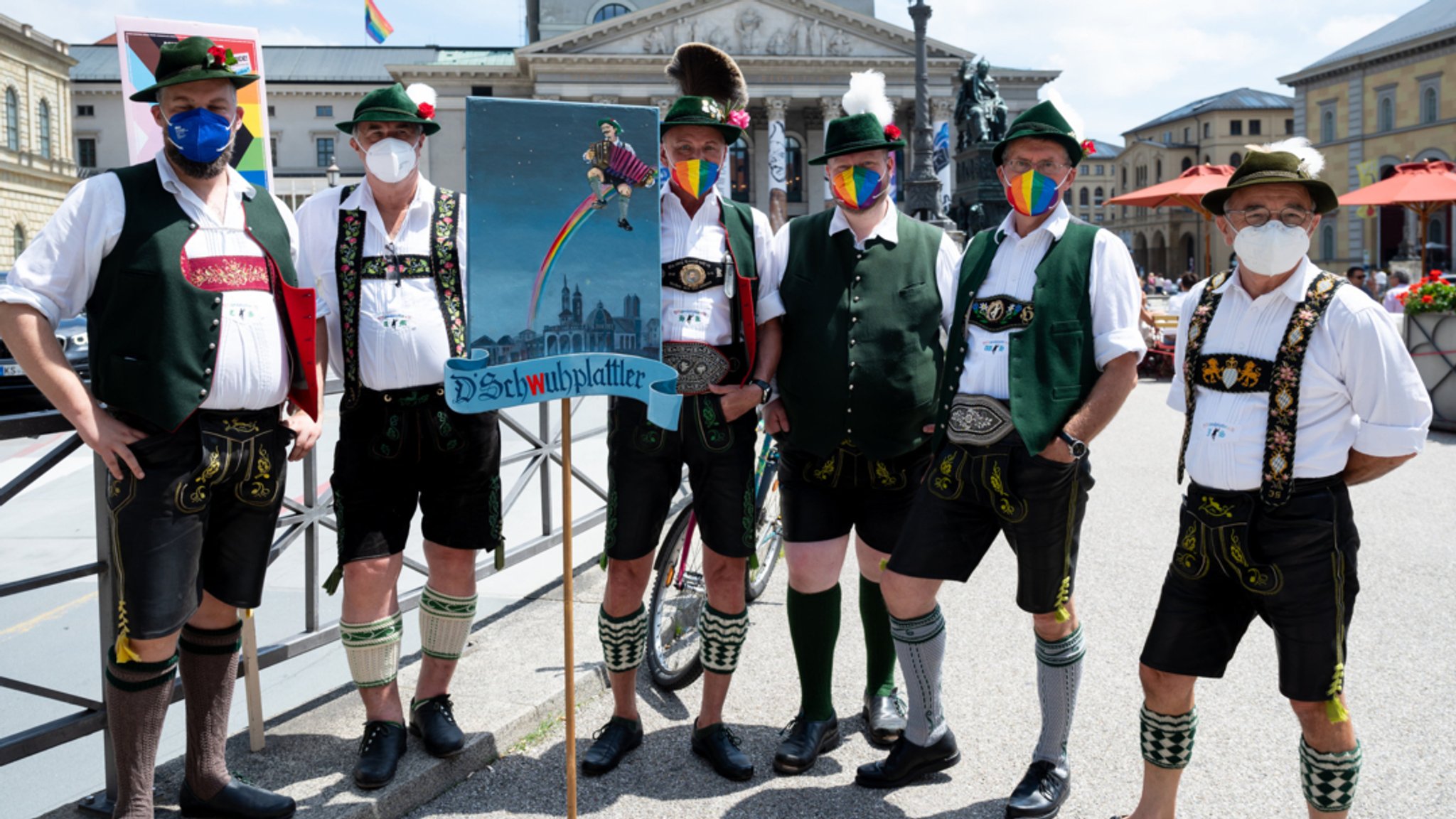 Die "Schwuhplattler" am Christopher Street Day (CSD) 2021 in München