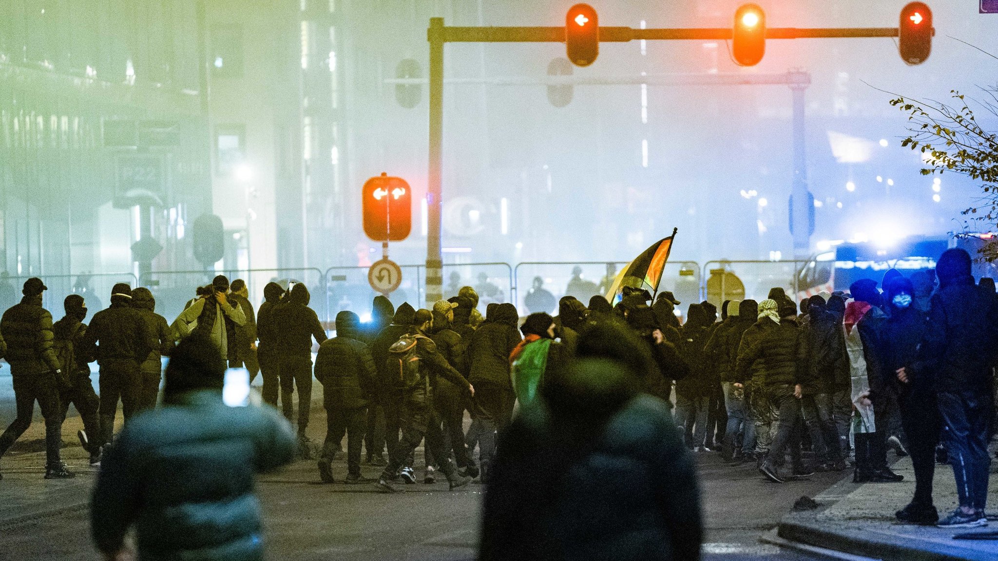 Demonstranten bei einer pro-palästinensischen Demonstration während des Spiels Ajax - Maccabi Tel Aviv am Platz Anton de Komplein in Amsterdam.