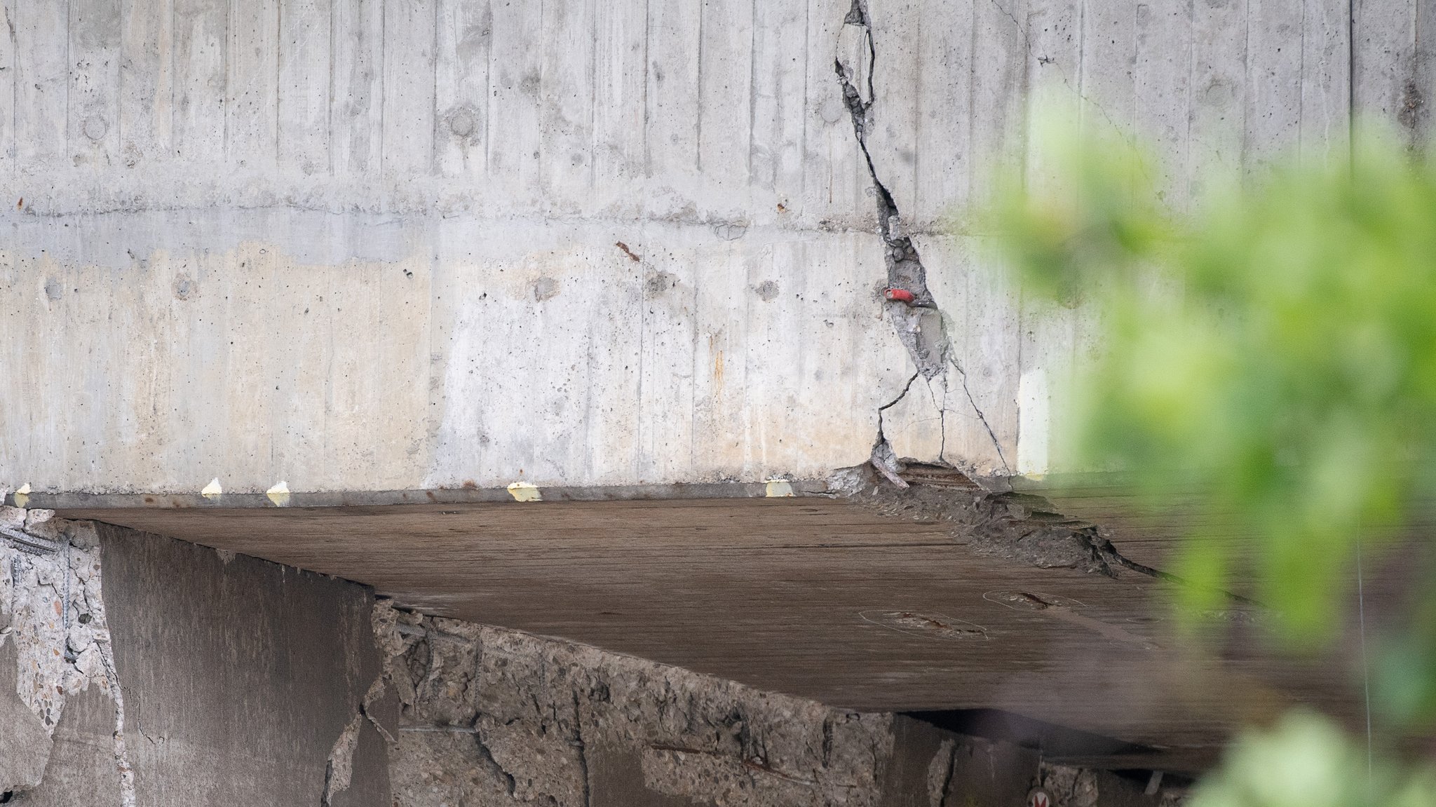 Risse im Beton der Wiesbadener Salzbachtalbrücke