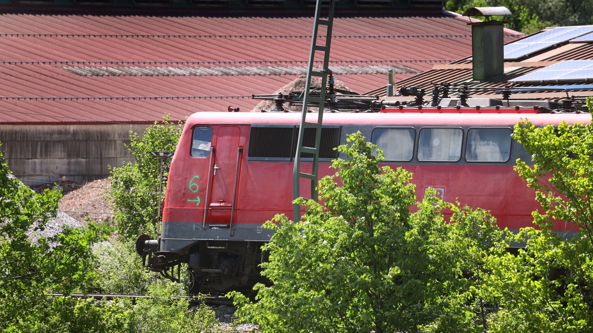 Die Lokomotive des verunfallten Regionalzuges an der Unfallstelle. (Aufnahme vom 11.06.2022)