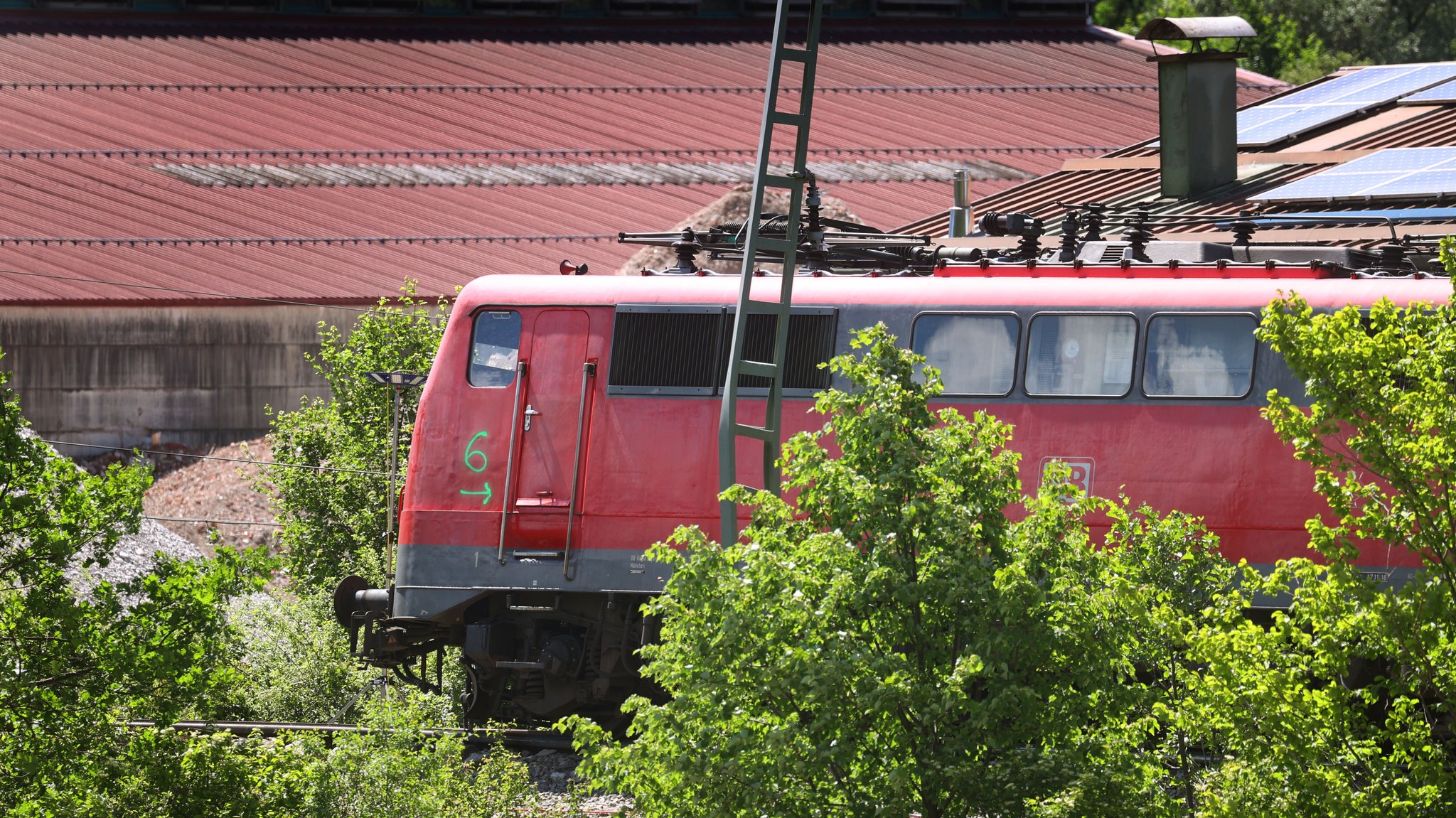 Die Lokomotive des verunfallten Regionalzuges an der Unfallstelle. (Aufnahme vom 11.06.2022)