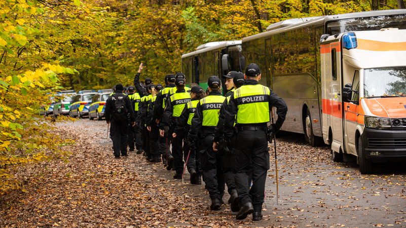 Einsatzkräfte der Polizei bei einer Suchmaßnahme | Bild: NEWS5 / Ferdinand Merzbach Einsatzkräfte der Polizei bei einer Suchmaßnahme