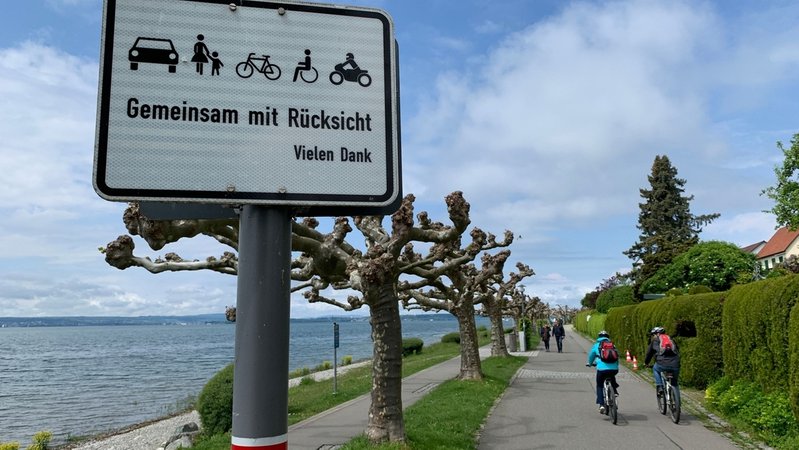 Ein Schild am Bodenseeradweg erinnert die Verkehrsteilnehmenden daran, Rücksicht aufeinander zu nehmen.