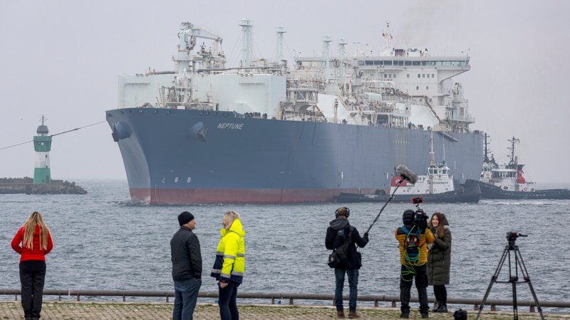 23.11.22: TV-Teams filmen die Einfahrt des LNG-Schiffs "Neptune", das Flüssiggas transportiert, in den Hafen Mukran auf der Insel Rügen.