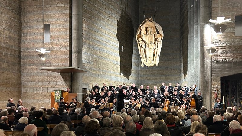 Bachchor, Solisten und das Orchester mit Dirigentin Hae-Kyung Jung | Bild: BR / Achim Winkelmann Bachchor, Solisten und das Orchester mit Dirigentin Hae-Kyung Jung