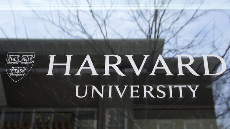 ARCHIV - 15.04.2025, USA, Cambridge: Das Logo der Harvard University prangt an einem Gebäude der Hochschule. (zu dpa: «Außenamt: Dreistellige Zahl deutscher Studenten in Harvard») Foto: Charles Krupa/AP/dpa +++ dpa-Bildfunk +++ | Bild: dpa-Bildfunk/Charles Krupa ARCHIV - 15.04.2025, USA, Cambridge: Das Logo der Harvard University prangt an einem Gebäude der Hochschule. (zu dpa: «Außenamt: Dreistellige Zahl deutscher Studenten in Harvard») Foto: Charles Krupa/AP/dpa +++ dpa-Bildfunk +++