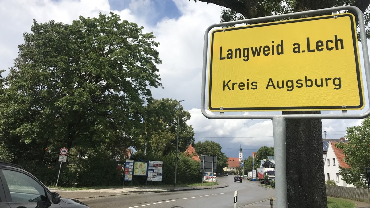 Das Ortsschild der rund 7.000 Einwohner zählenden Gemeinde Langweid im Norden von Augsburg. Eine Bluttat sorgte hier im Juli 2023 für Entsetzen.