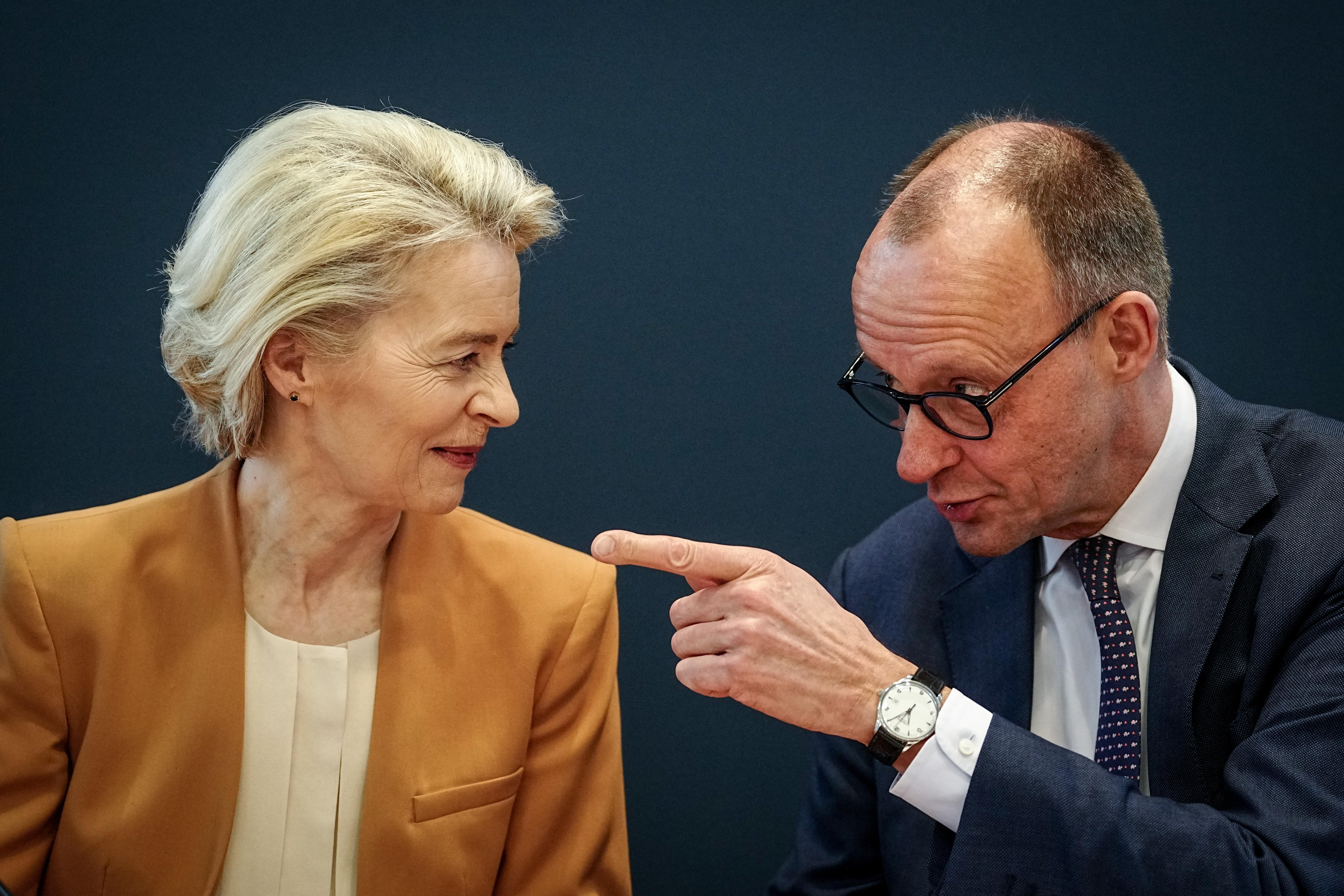 Friedrich Merz (CDU), CDU-Bundesvorsitzender und Unionsfraktionsvorsitzender, und Ursula von der Leyen, Präsidentin der Europäischen Kommission, nehmen an der CDU-Bundesvorstandssitzung teil.