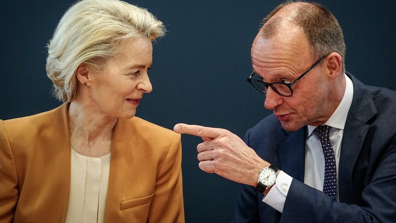 Friedrich Merz (CDU), CDU-Bundesvorsitzender und Unionsfraktionsvorsitzender, und Ursula von der Leyen, Präsidentin der Europäischen Kommission, nehmen an der CDU-Bundesvorstandssitzung teil. | Bild: picture alliance/dpa | Kay Nietfeld Friedrich Merz (CDU), CDU-Bundesvorsitzender und Unionsfraktionsvorsitzender, und Ursula von der Leyen, Präsidentin der Europäischen Kommission, nehmen an der CDU-Bundesvorstandssitzung teil.