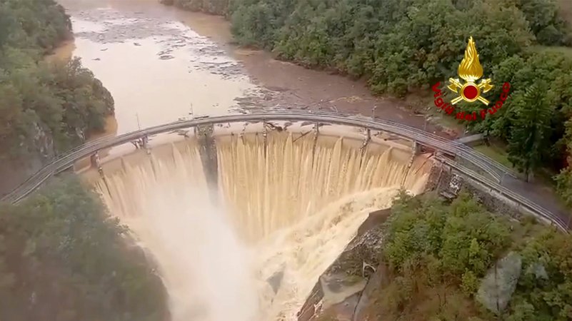 ARCHIV (23.09.2025) Italien, Spigno Monferrato: Das Standbild aus einem Video der italienischen Feuerwehr zeigt einen Wasserfall von dem Fluss Valla bei Spigno Monferrato. In Italien wurde eine deutsche Urlauberin tot aufgefunden. Die 64 Jahre alte Frau wurde nach Angaben der Feuerwehr auf einem Campingplatz in der Gemeinde Spigno Monferrato in der Region Piemont von einer Flutwelle mitgerissen. | Bild: dpa-Bildfunk ARCHIV (23.09.2025) Italien, Spigno Monferrato: Das Standbild aus einem Video der italienischen Feuerwehr zeigt einen Wasserfall von dem Fluss Valla bei Spigno Monferrato. In Italien wurde eine deutsche Urlauberin tot aufgefunden. Die 64 Jahre alte Frau wurde nach Angaben der Feuerwehr auf einem Campingplatz in der Gemeinde Spigno Monferrato in der Region Piemont von einer Flutwelle mitgerissen.