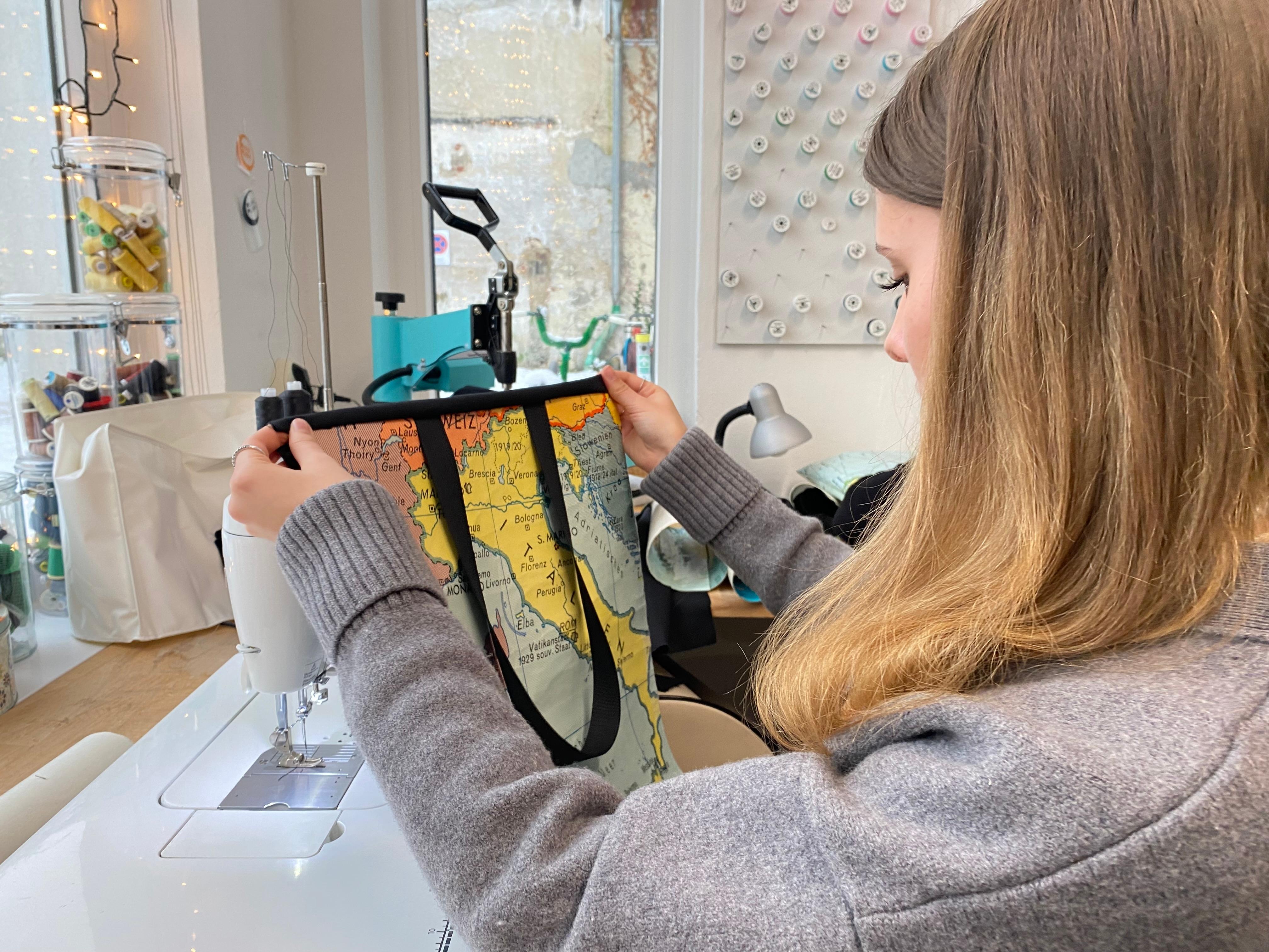 Schülerin näht eine Tasche. 