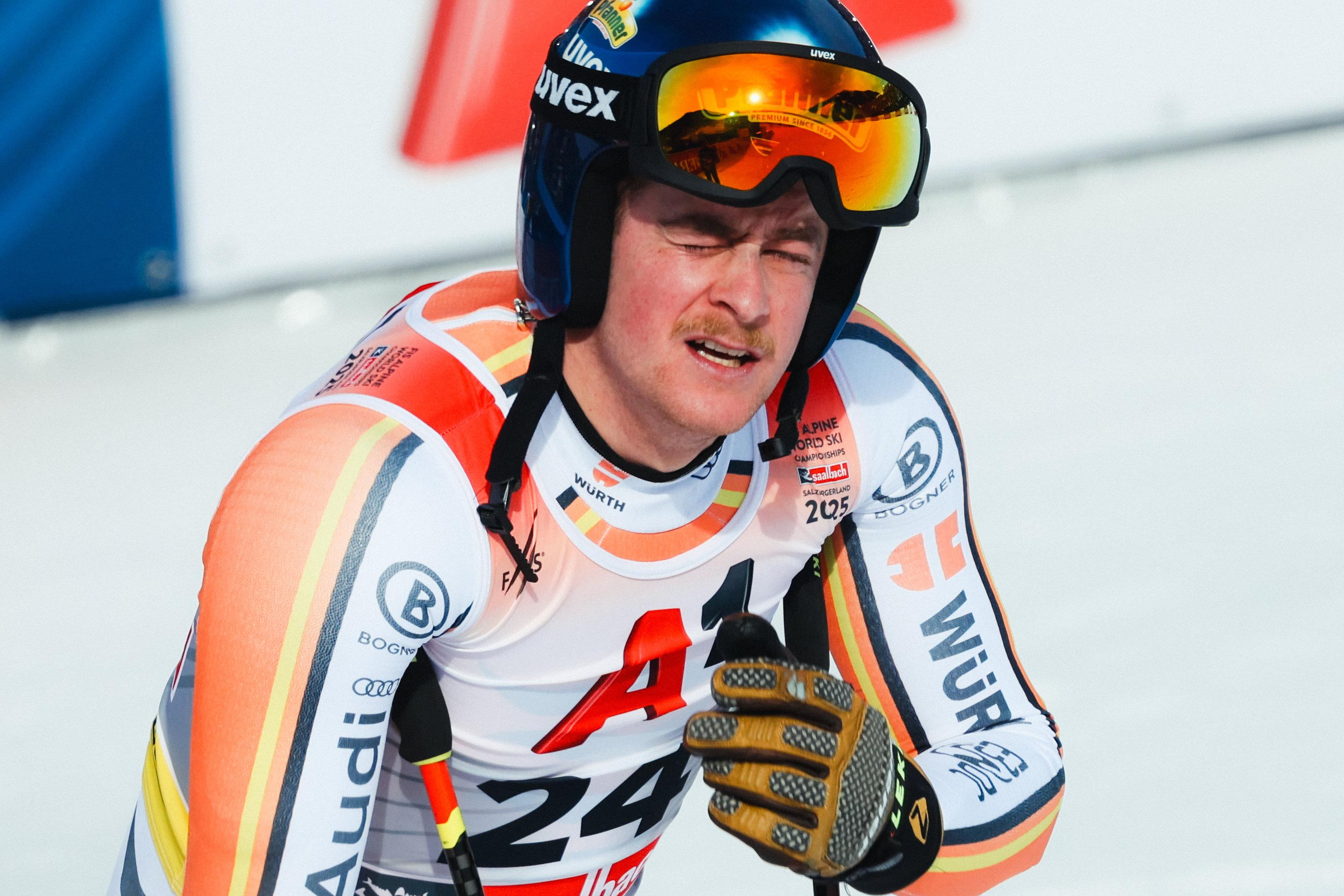 09.02.2025, Österreich, Saalbach-Hinterglemm: Ski alpin: Weltmeisterschaft, Abfahrt, Herren. Simon Jocher aus Deutschland reagiert im Zielbereich.