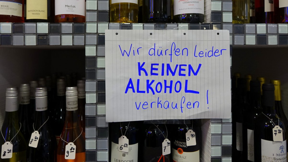 Tankstellen und Kiosks in Regensburg dürfen nach 22 Uhr keinen Alkohol zum Mitnehmen mehr verkaufen.