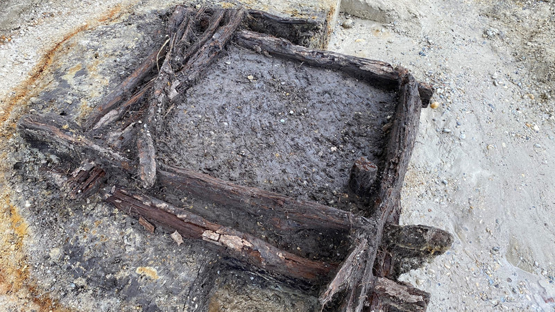 Reste von einem Brunnen aus etwa 3.000 Jahre altem Holz