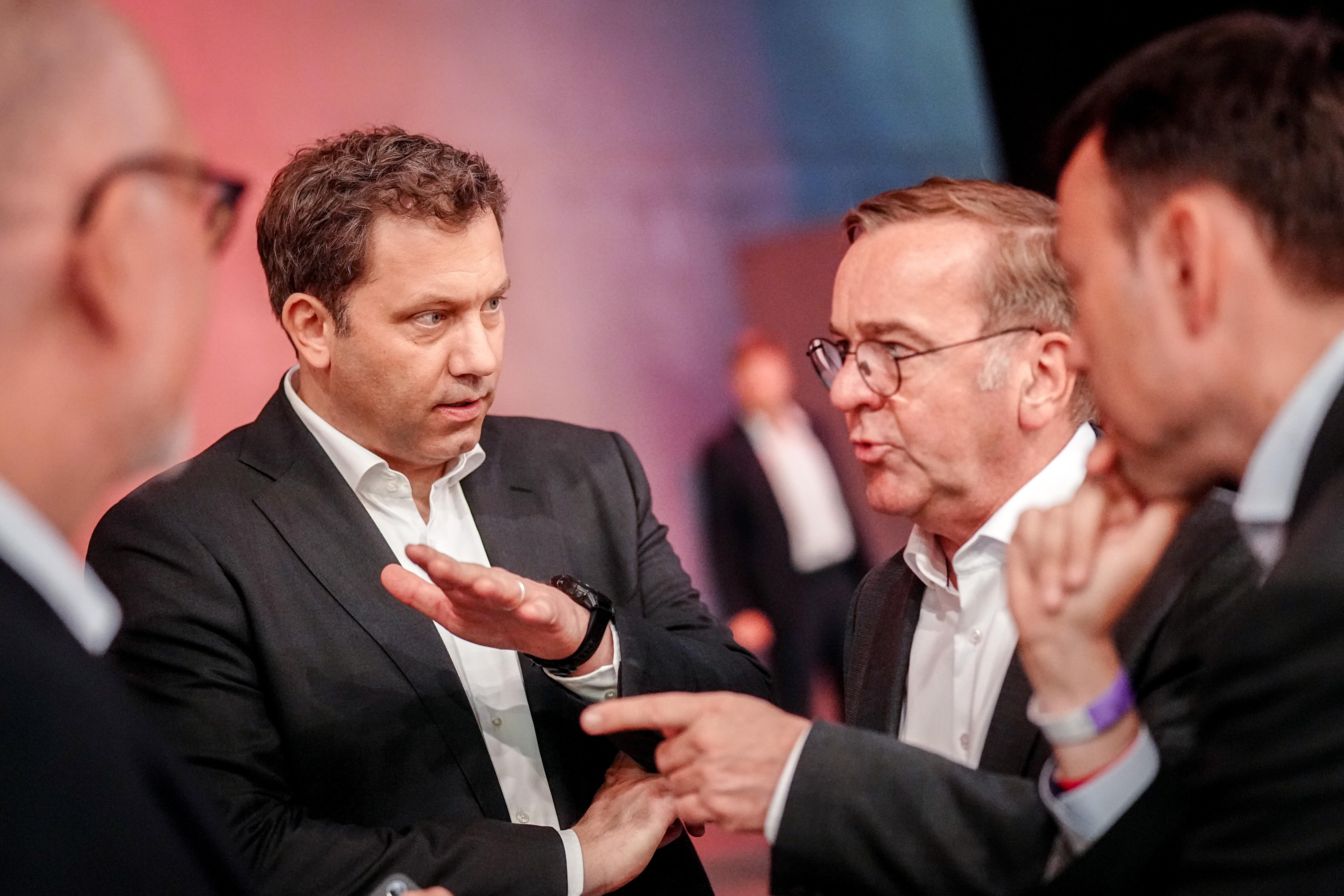 Boris Pistorius (SPD), Bundesminister der Verteidigung, und Lars Klingbeil (SPD), Bundesminister der Finanzen, Vizekanzler und SPD-Bundesvorsitzender, nehmen am SPD-Bundesparteitag teil. Auf dem Parteitag will die SPD ein neues Präsidium wählen sowie einen Programmprozess anstoßen.