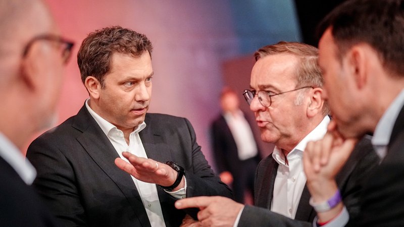 Boris Pistorius (SPD), Bundesminister der Verteidigung, und Lars Klingbeil (SPD), Bundesminister der Finanzen, Vizekanzler und SPD-Bundesvorsitzender, nehmen am SPD-Bundesparteitag teil. Auf dem Parteitag will die SPD ein neues Präsidium wählen sowie einen Programmprozess anstoßen. | Bild: picture alliance/dpa | Kay Nietfeld Boris Pistorius (SPD), Bundesminister der Verteidigung, und Lars Klingbeil (SPD), Bundesminister der Finanzen, Vizekanzler und SPD-Bundesvorsitzender, nehmen am SPD-Bundesparteitag teil. Auf dem Parteitag will die SPD ein neues Präsidium wählen sowie einen Programmprozess anstoßen.