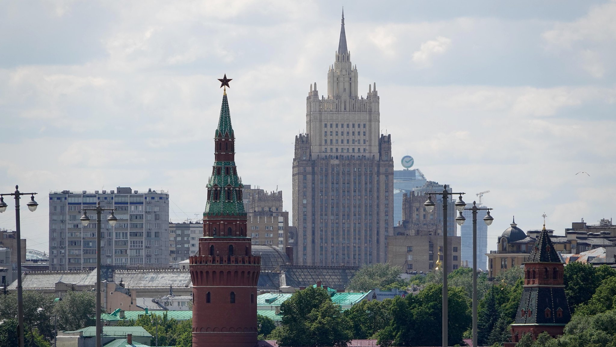 Das russische Außenministerium hinter einem Turm des Kreml