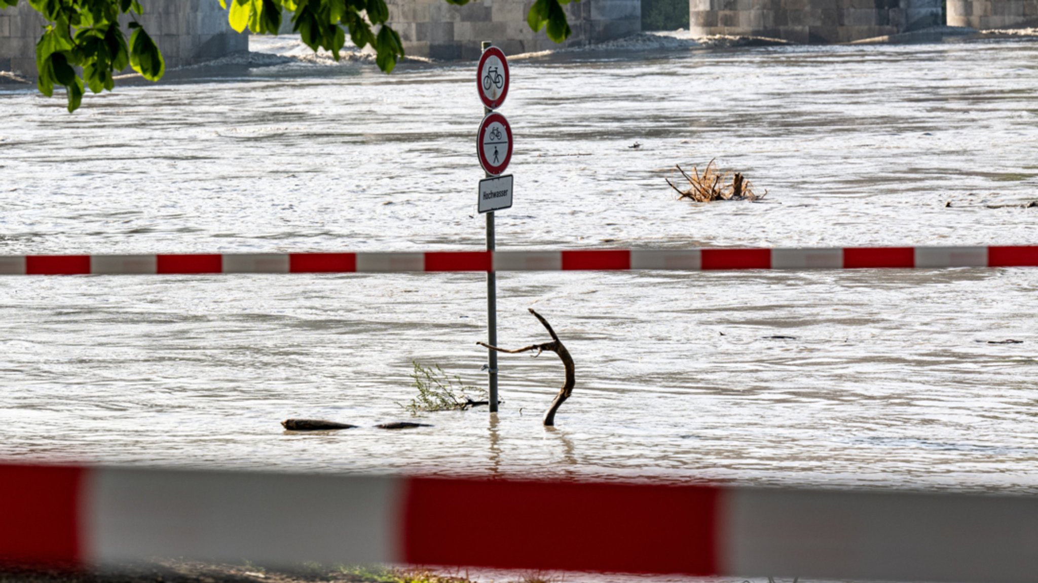 Passau: Promenade vom Hochwasser des Inns überspült. Die Lage in den Hochwassergebieten im Süden und Osten Bayerns hat sich etwas entspannt.