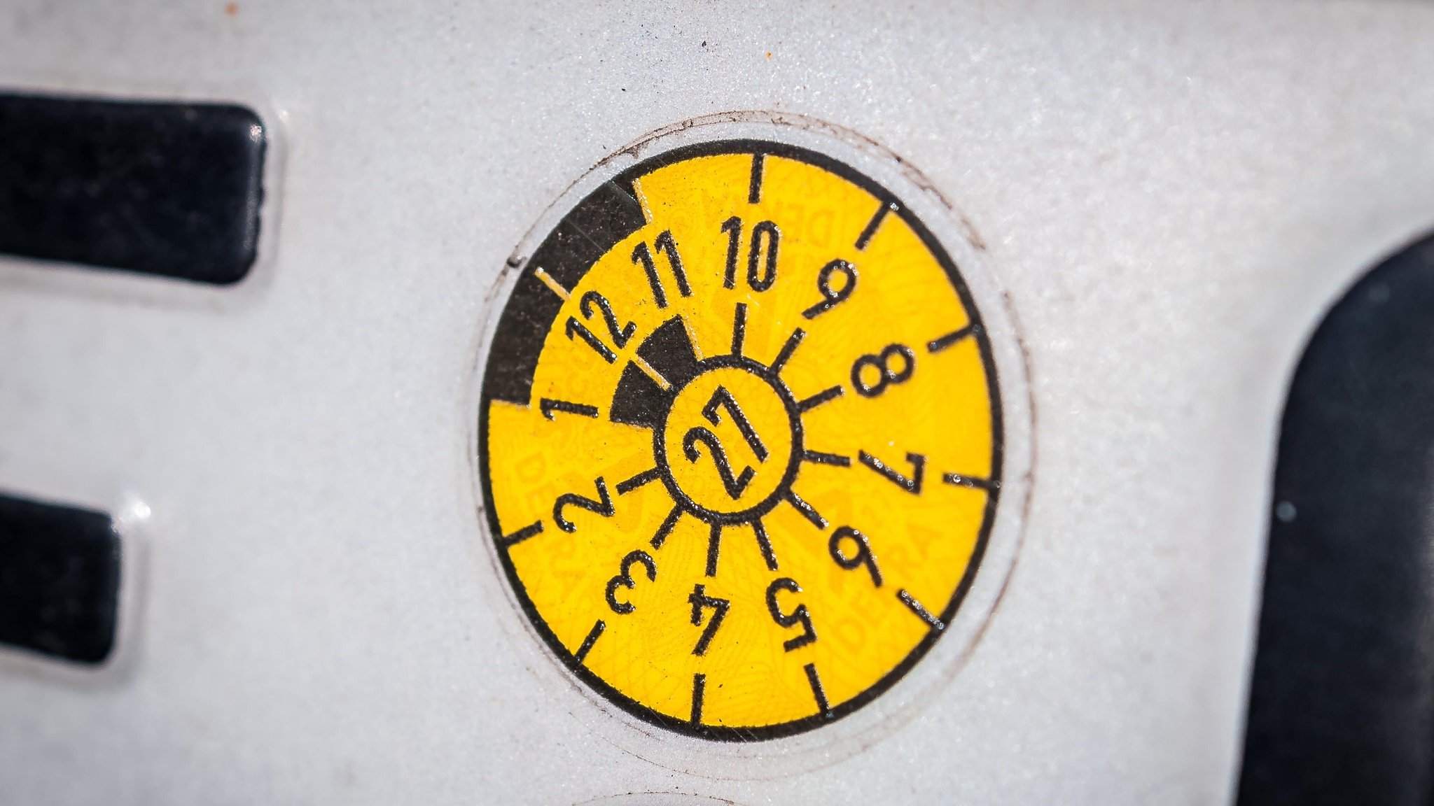 (Symbolbild) Eine TÜV-Plakette an einem Nummernschild. | Bild: picture alliance / Zoonar | Markus Grummt (Symbolbild) Eine TÜV-Plakette an einem Nummernschild.