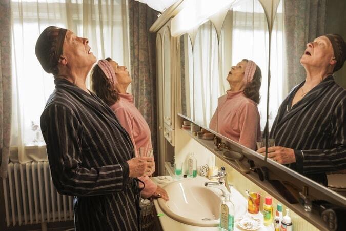 Michael Wittenborn und Senta Berger beim Gurgeln