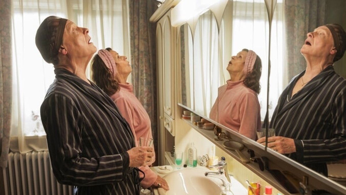 Michael Wittenborn und Senta Berger beim Gurgeln