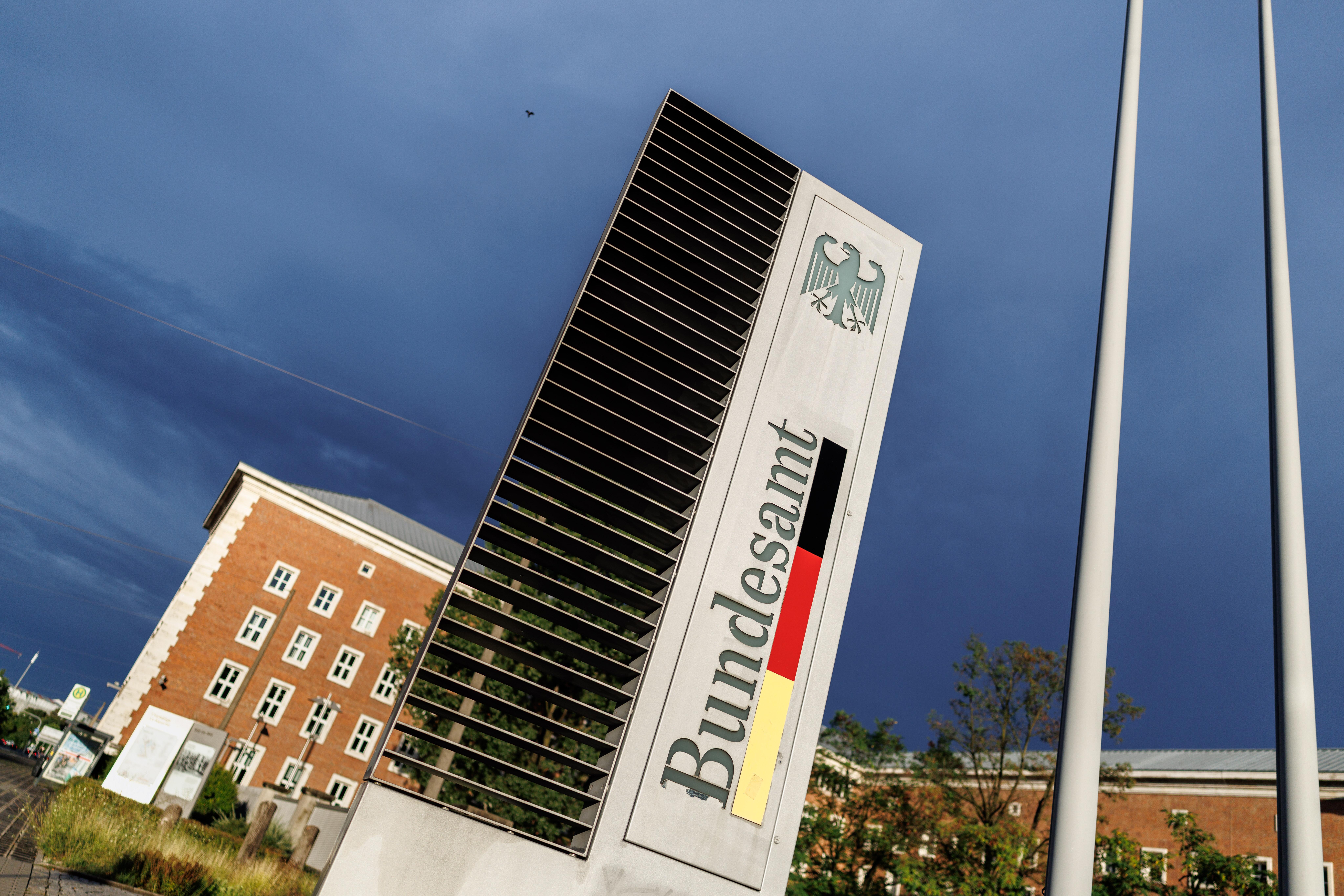Der Bundesadler ist auf einer Säule beim Bundesamt für Migration und Flüchtlinge (BAMF) in Nürnberg (Bayern) zu sehen.