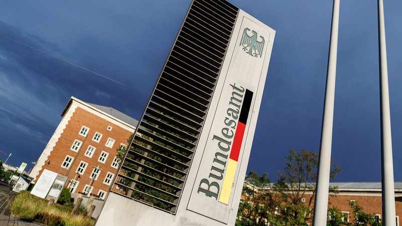 Der Bundesadler ist auf einer Säule beim Bundesamt für Migration und Flüchtlinge (BAMF) in Nürnberg (Bayern) zu sehen. | Bild: picture alliance / dpa | Matthias Balk Der Bundesadler ist auf einer Säule beim Bundesamt für Migration und Flüchtlinge (BAMF) in Nürnberg (Bayern) zu sehen.