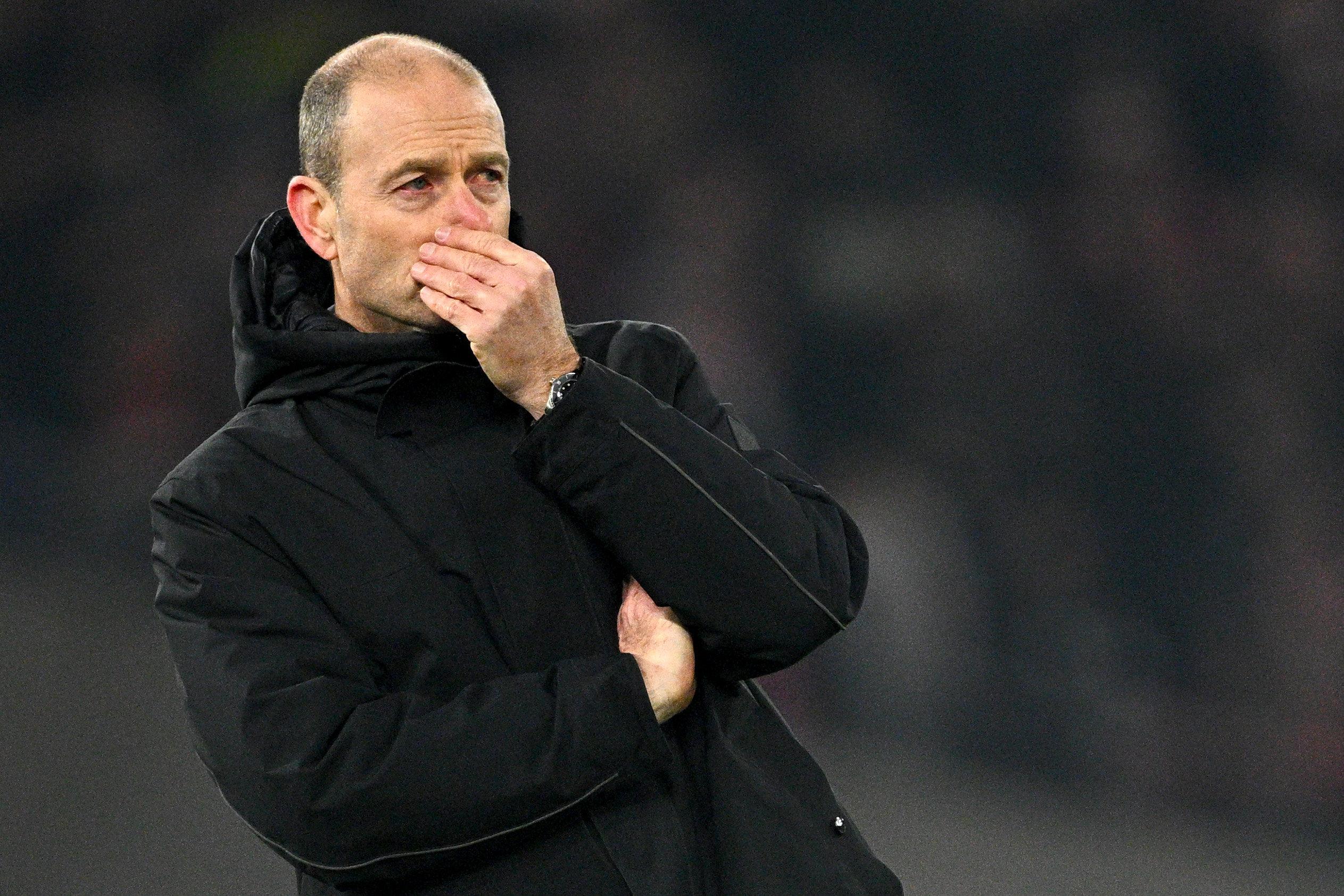 04.02.2025, Baden-Württemberg, Stuttgart: Fußball, DFB-Pokal, VfB Stuttgart - FC Augsburg, Viertelfinale, MHPArena, Augsburgs Trainer Jess Thorup verfolgt das Spiel. 