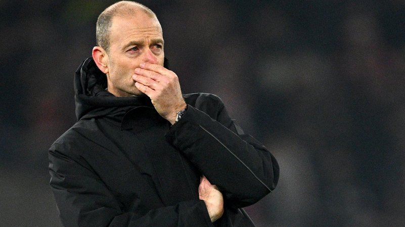 04.02.2025, Baden-Württemberg, Stuttgart: Fußball, DFB-Pokal, VfB Stuttgart - FC Augsburg, Viertelfinale, MHPArena, Augsburgs Trainer Jess Thorup verfolgt das Spiel. | Bild: dpa-Bildfunk/Tom Weller 04.02.2025, Baden-Württemberg, Stuttgart: Fußball, DFB-Pokal, VfB Stuttgart - FC Augsburg, Viertelfinale, MHPArena, Augsburgs Trainer Jess Thorup verfolgt das Spiel.