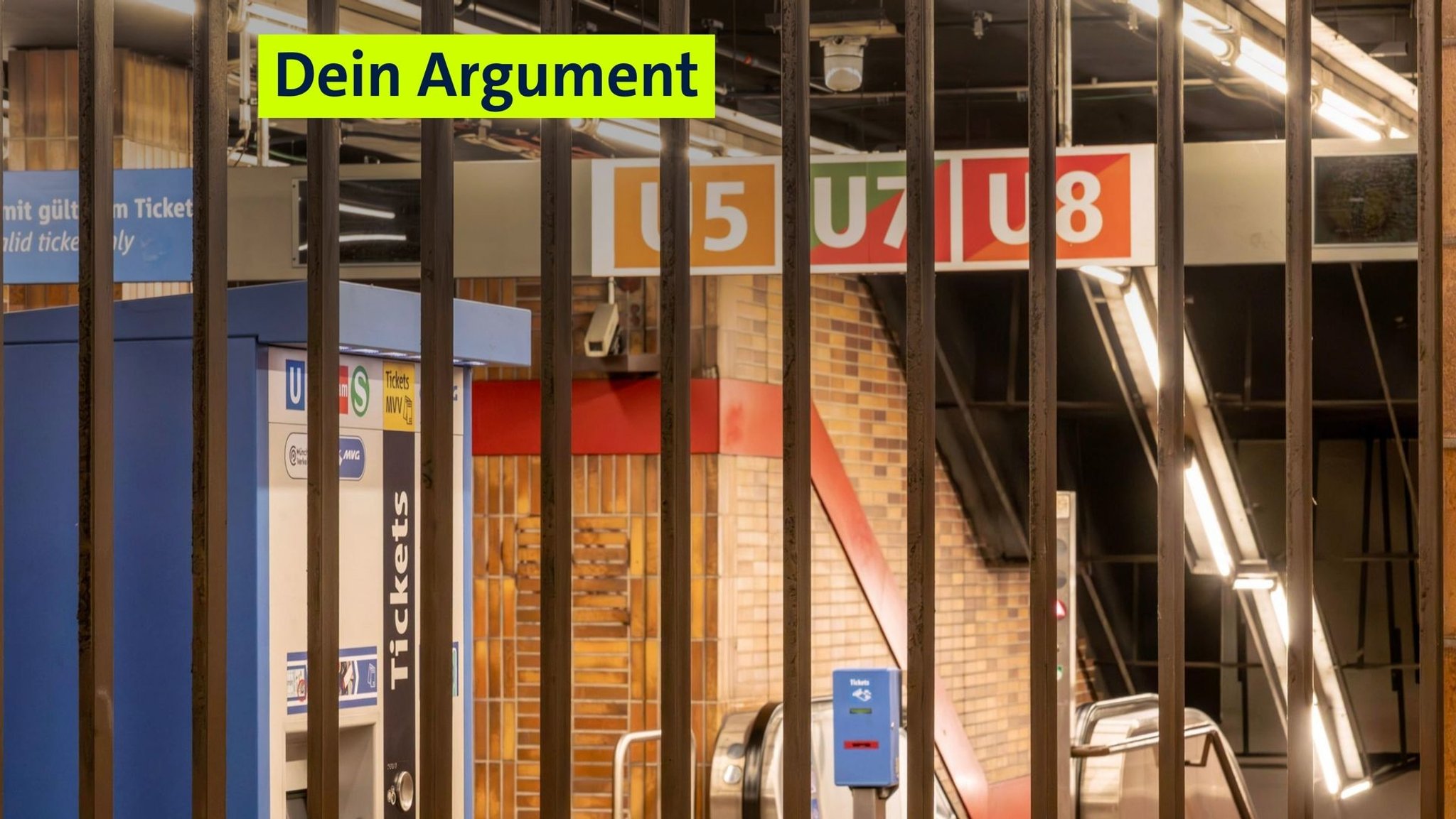 Ein geschlossenes Gittertor vor der Rolltreppe zur U5, U7 und U8