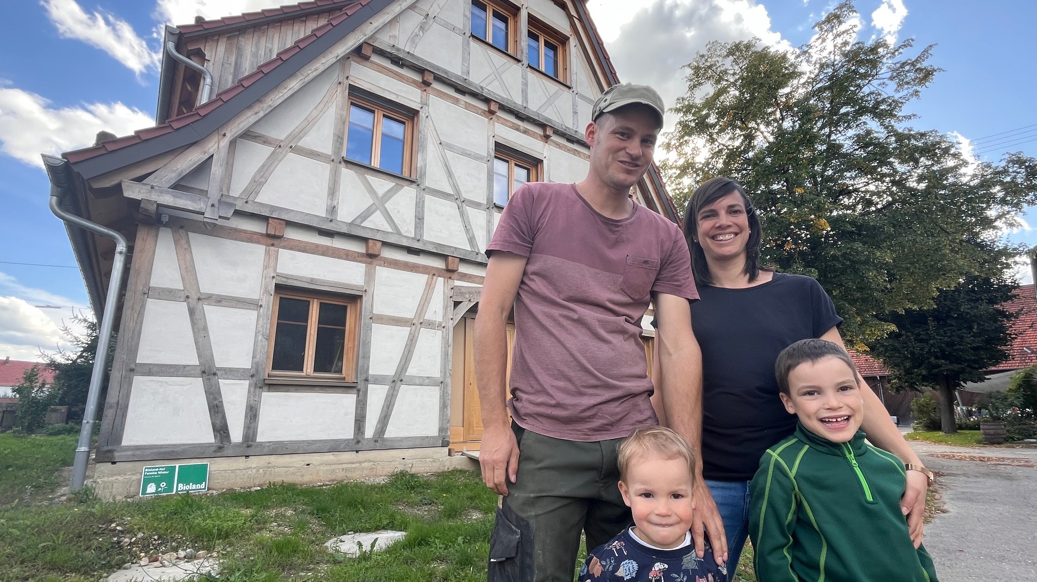 Max und Patrizia Winter mit ihren Kindern vor dem Fachwerkhaus in Kadeltshofen | Bild: BR / Peter Allgaier Max und Patrizia Winter mit ihren Kindern vor dem Fachwerkhaus in Kadeltshofen
