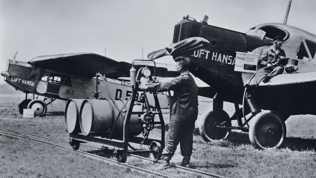 Zwei Mitarbeiter der Lufthansa betanken Flugzeuge vom Typ F13. Aufnahme von 1926