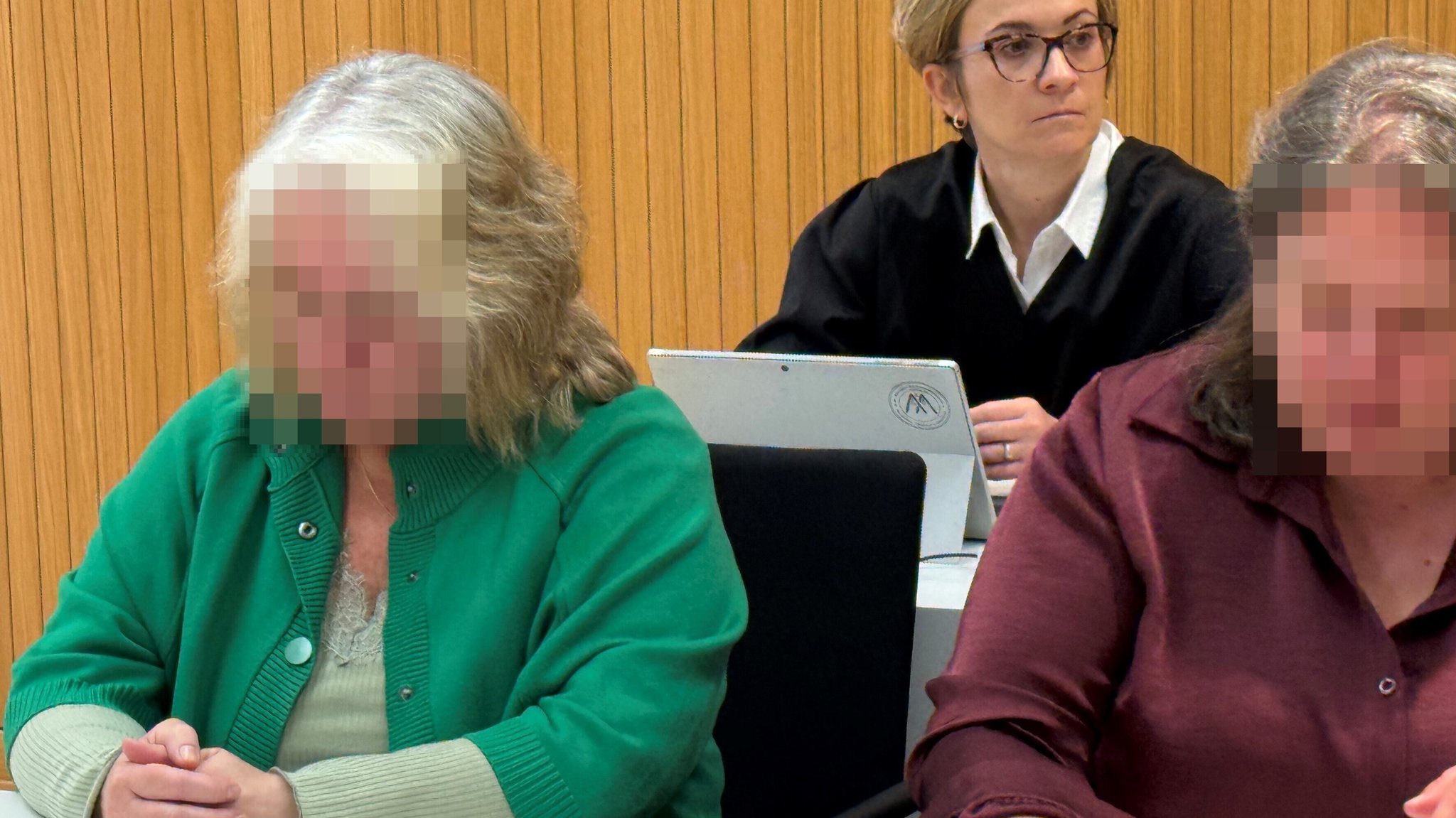 Die Angeklagte links, ihre Übersetzerin rechts, hinten die Anwältin | Bild: BR/David Herting Die Angeklagte links, ihre Übersetzerin rechts, hinten die Anwältin