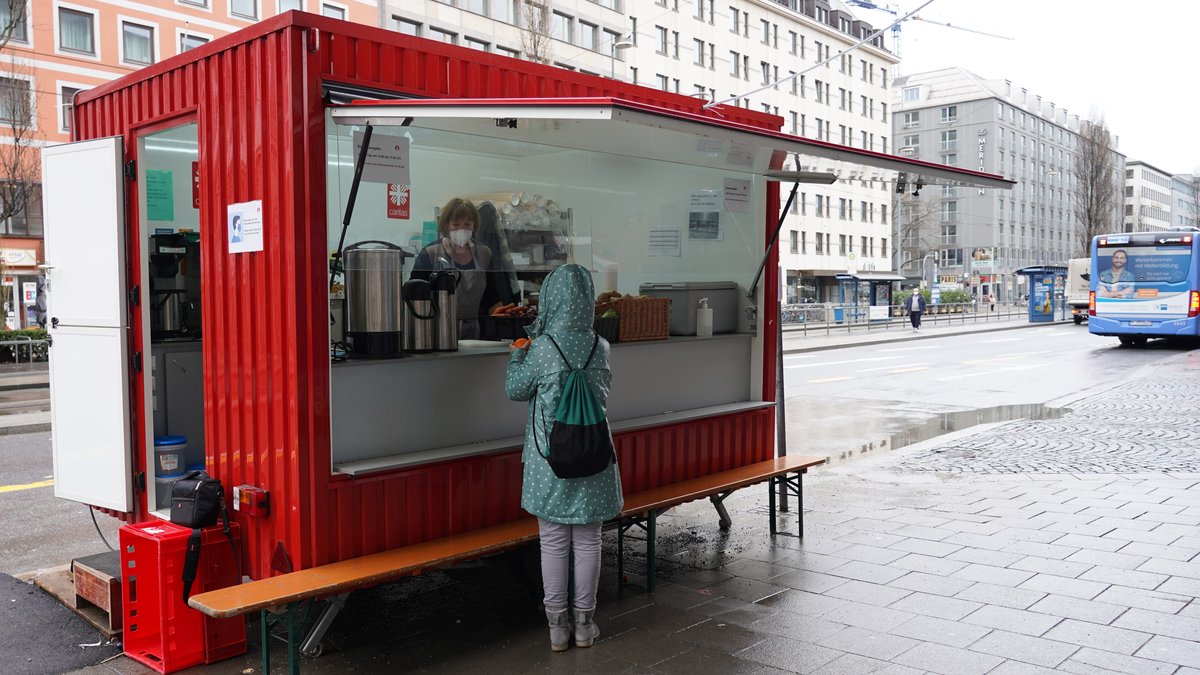 Die mobile Münchner Korbinian-Küche gibt warme Mahlzeiten und Getränke an Bedürftige aus.