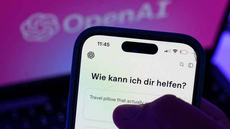 Eine Person sucht auf dem Smartphone via ChatGPT nach einem Artikel. | Bild: dpa-Bildfunk/Hendrik Schmidt Eine Person sucht auf dem Smartphone via ChatGPT nach einem Artikel.
