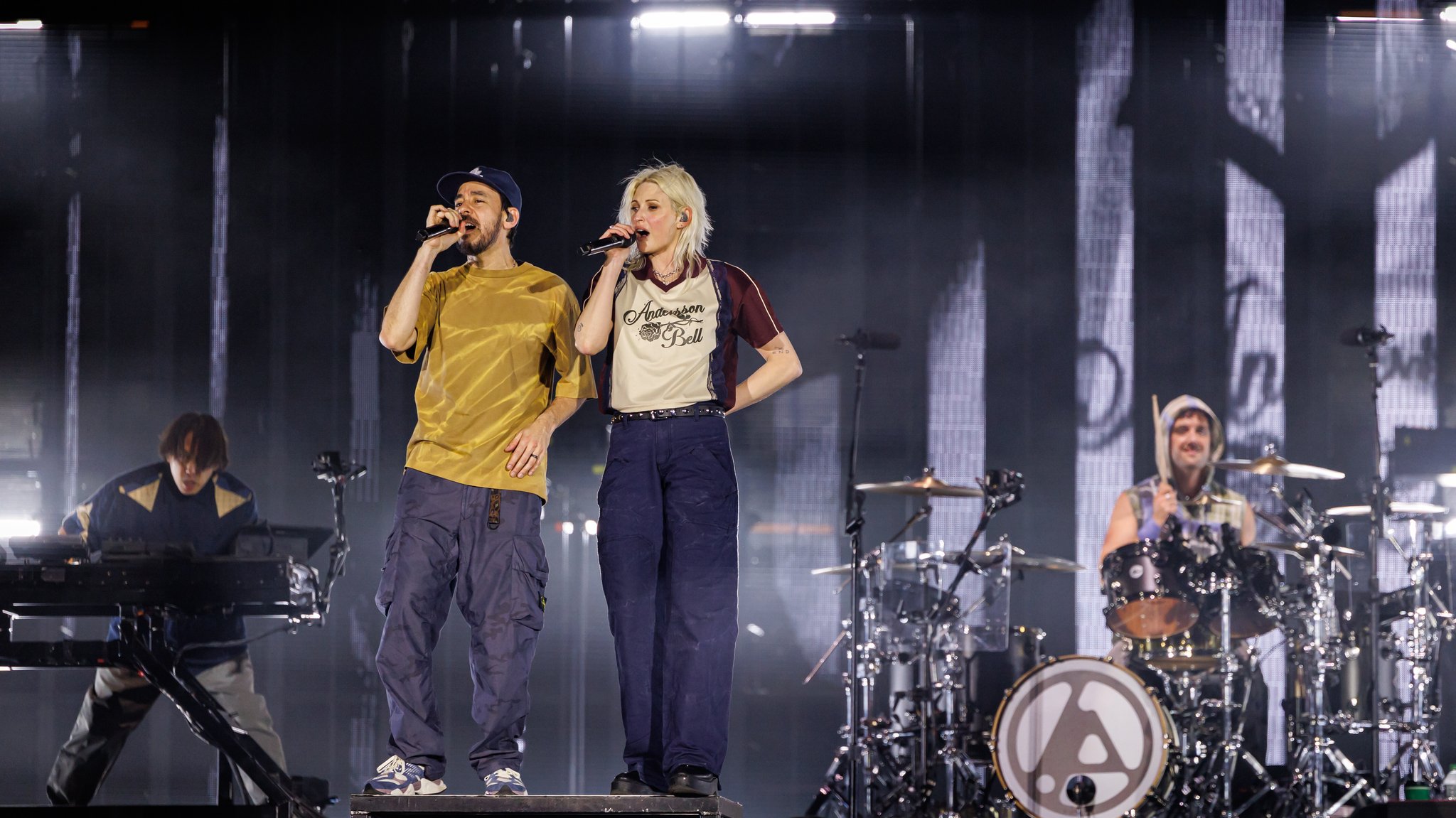 Mike Shinoda und Emily Marcia Armstrong von Linkin Park live bei ihrem Auftritt beim Open-Air-Festival Rock im Park auf. | Bild: picture alliance/dpa | Daniel Karmann Mike Shinoda und Emily Marcia Armstrong von Linkin Park live bei ihrem Auftritt beim Open-Air-Festival Rock im Park auf.