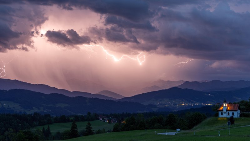Gewitter mit Blitzen über Oberbayern. | Bild: picture alliance / Jan Eifert Gewitter mit Blitzen über Oberbayern.