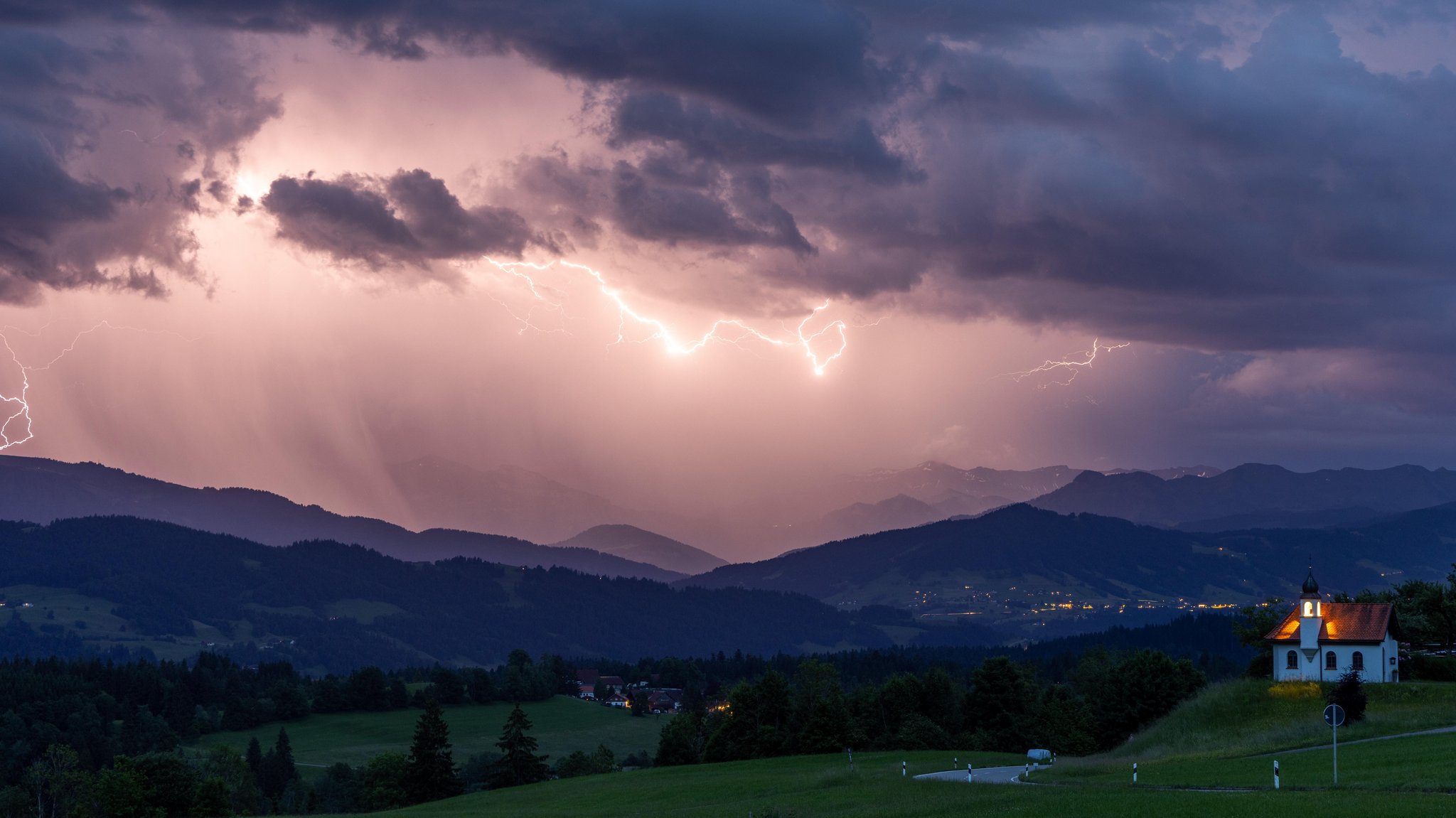 Unwetter in Teilen Bayerns – Alpe nach Blitzeinschlag in Flammen
