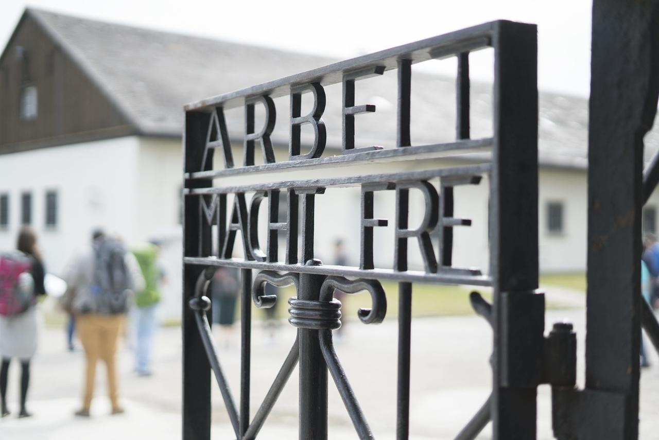 Original-Inschrift "Arbeit macht frei" am Lagertor | Bild:dpa/picture alliance/Robert B. Fishman