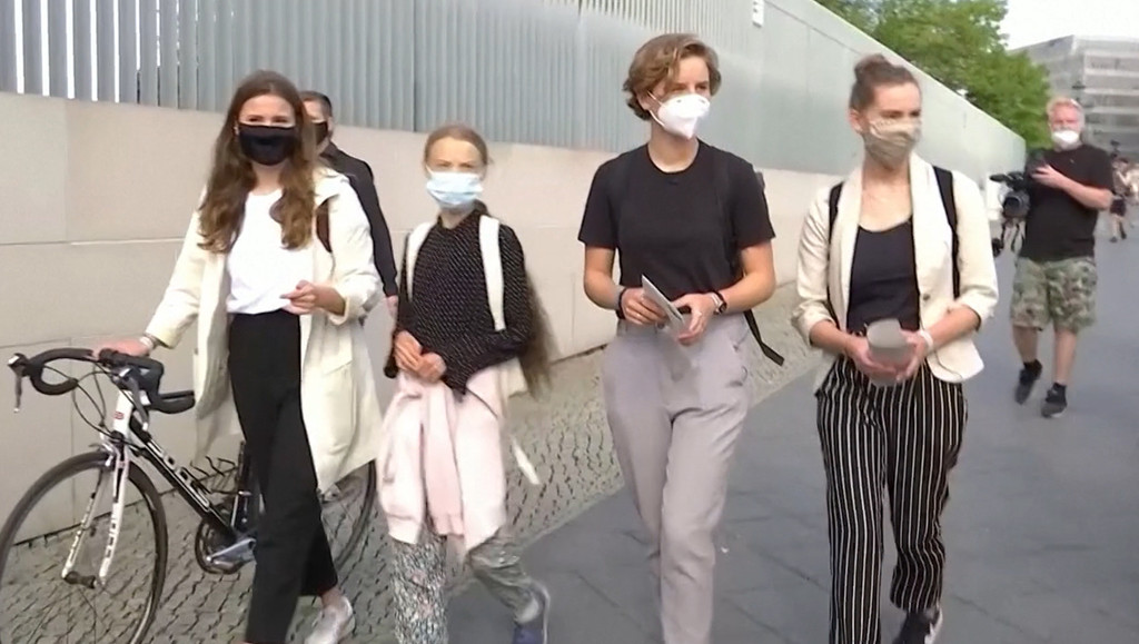 Greta Thunberg kommt ins Kanzleramt: Hintergrund ist ein offener Brief von Fridays for Future an die Staats- und Regierungschefs der EU mit der Mahnung, die Anstrengungen im Kampf gegen die Erderwärmung zu verstärken. Dies richtet sich in besonderem Maße | Bild: BR Greta Thunberg kommt ins Kanzleramt: Hintergrund ist ein offener Brief von Fridays for Future an die Staats- und Regierungschefs der EU mit der Mahnung, die Anstrengungen im Kampf gegen die Erderwärmung zu verstärken. Dies richtet sich in besonderem Maße